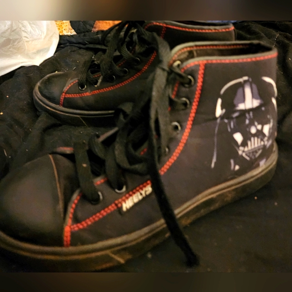 Heeley Star Wars  youth sz 5 black and red with original wheels